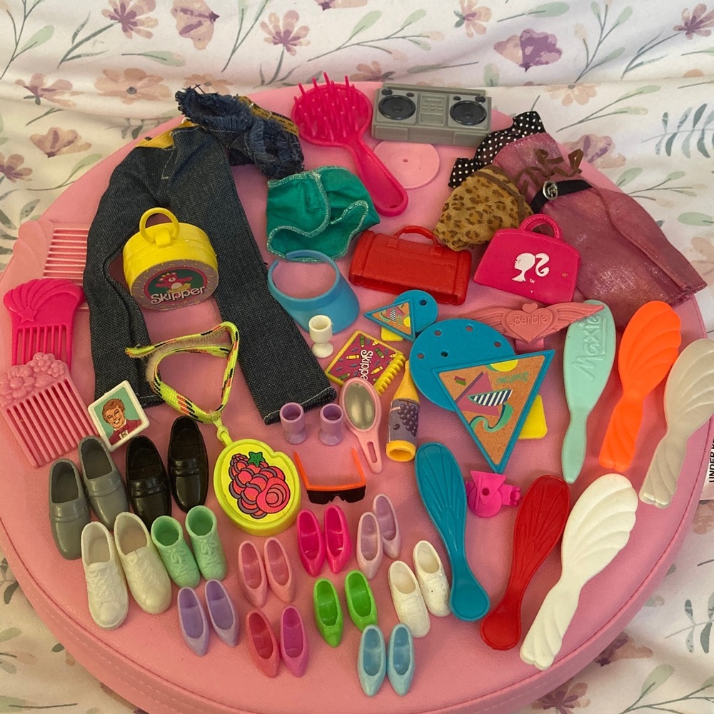 Vintage Barbie mixed lot of accessories